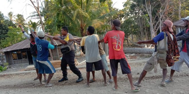 Briptu Daniel Ikut Bantu Warga Nebang Pohon