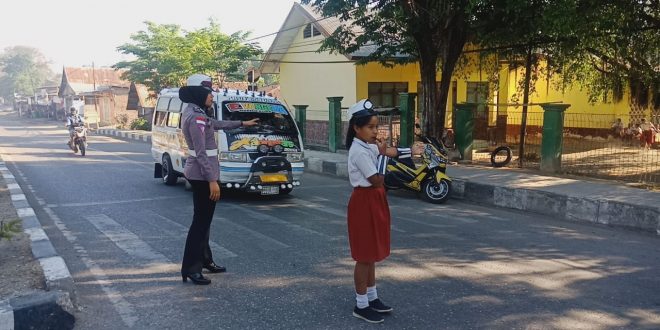 Personel Satlantas Polres TTU Beri Pelatihan Gerakan Gatur Lalin Pada Pelajar