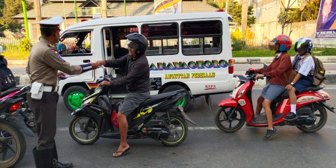 Jelang Operasi Zebra, Satlantas Polres TTU Bagikan Selebaran Peringatan Lalulintas