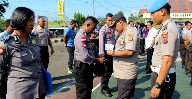 Propam Polres Flotim Gelar Pemeriksaan Sikap Tampang dan Kelengkapan Anggota