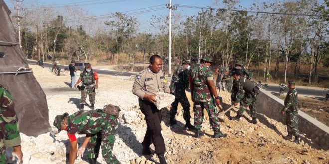 Sinergitas Polri-TNI Gelar Kerja Bakti Bersama Masyarakat