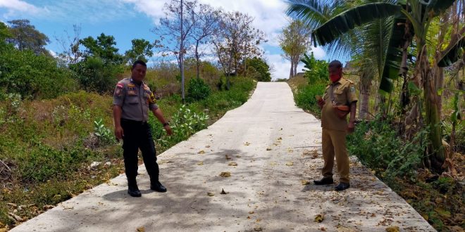 Brigpol Fabianus Lau Bersama Kepala Desa Cek Pembangunan Fisik di Desa Kamanasa