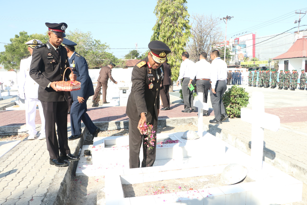 Hari Pahlawan, Wakapolda NTT Pimpin Upacara Ziarah di TMP Dharma Loka