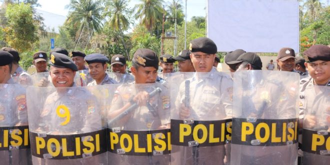 Antisipasi unjuk rasa anarkis polres kupang gelar latihan pengendalian masa