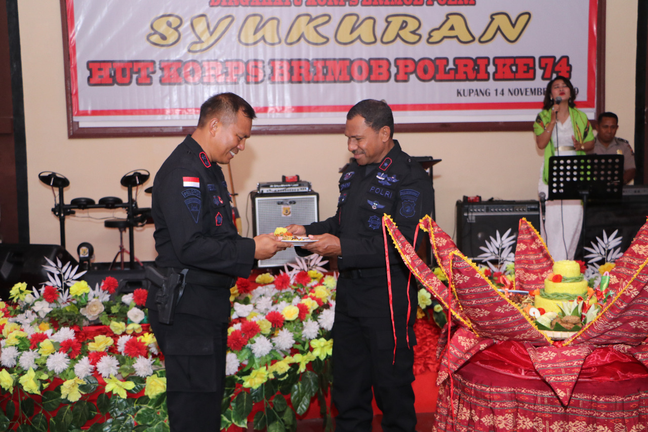 Pemotongan Tumpeng menandai Syukuran HUT Korps Brimob Polri