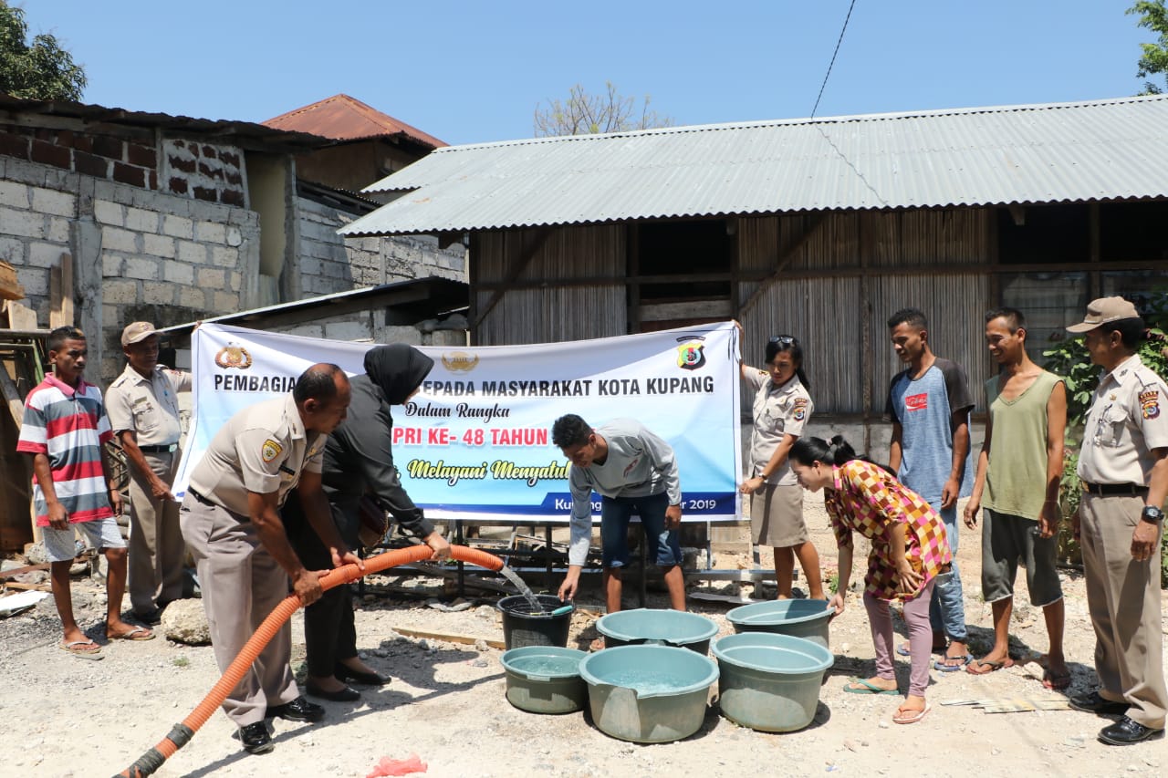 Sambut HUT Korpri ke-48, PNS Polri Polda NTT Salurkan Bantuan Air Bersih kepada Warga