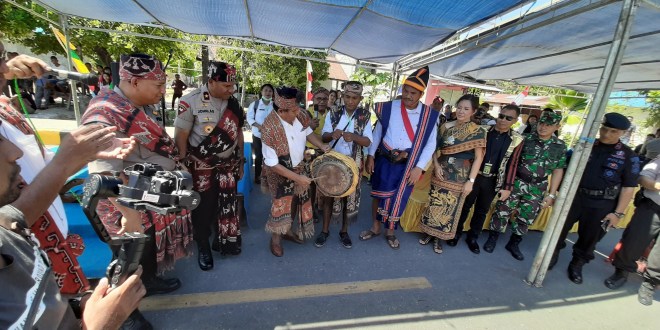 Berbalut Kain Tenun Sumba Timur Wakapolda NTT Hadiri Sumba Heritage Fashion Carnival