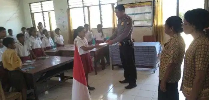 Program Police Goes To School, Anggota Polsek Lewa Beri Bantuan Peralatan Belajar pada Pelajar Kurang Mampu