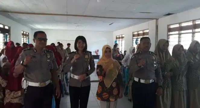 Personel Satlantas Polres Sumba Timur Beri Pengetahuan Tata Tertib Berlalulintas Sejak Dini pada Pelajar