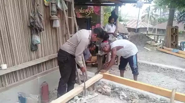 Brigpol Yanuarius Bantu Warga Binaannya Renovasi Rumah