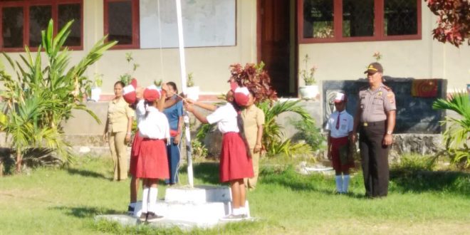 Kapolsek Lio Timur Jadi Pembina Upacara Bendera di SDK Watuneso