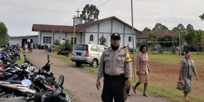 Bhabinkamtibmas Kelurahan Golodukal beri pengaman Ibadah di Gereja St. Nikolaus Golodukal