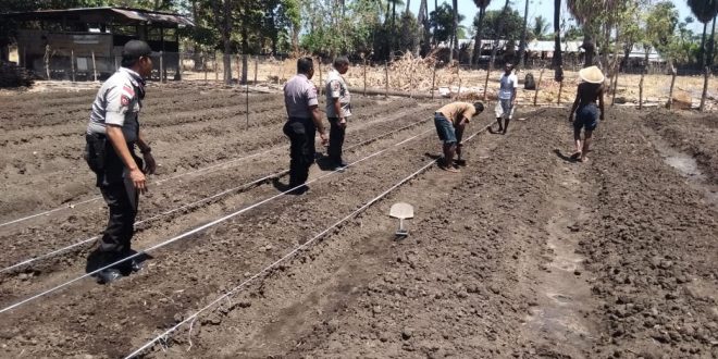 Anggota Polsek Insana Utara Ajak Warga Untuk Giat Berkerja