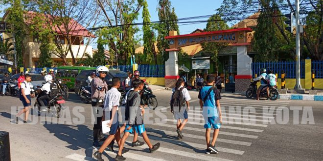 Pentingnya Menyebrang di Zebra Cross, Satlantas Berikan Himbauan Kepada Para Pelajar