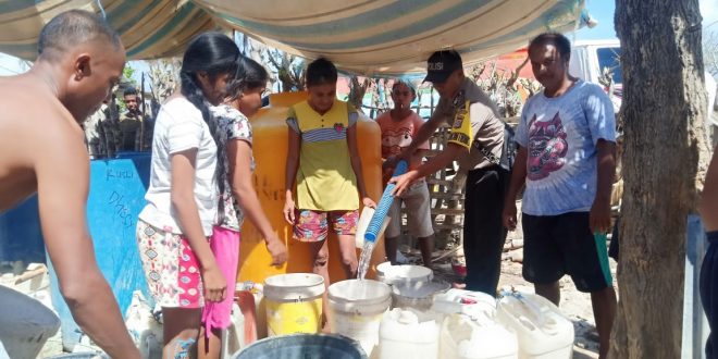 Bhabinkamtibmas Desa Daudolu Polsek Rote Barat Laut Berikan Bantuan Air Bersih Ke Warga Binaan Terdampak Kekeringan