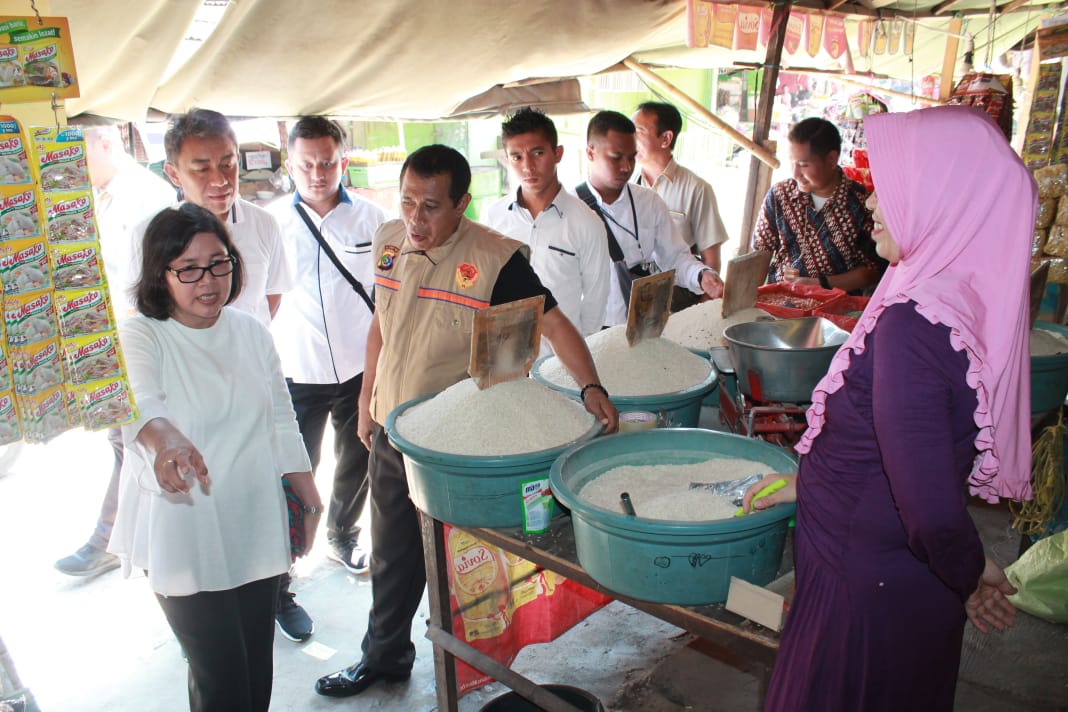 Jelang Hari Raya Natal dan Tahun Tahun Baru,  Satgas Pangan Polda NTT Sidak di Pasar