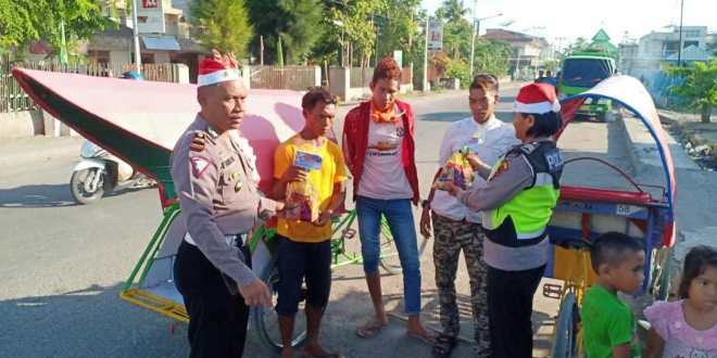 Anggota Satlantas Polres Sumba Timur Bagikan Sembako Dengan Cara Unik