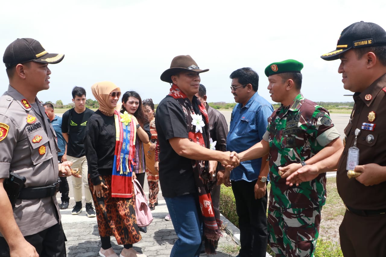 Tiba di Bandara Umbu Mehang Kunda Waingapu, Kapolda NTT disambut Kapolres Sumba Timur dan Forkopimda Sumba Timur