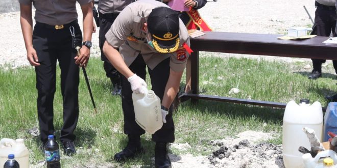 Polres Kupang Musnahkan Ratusan Liter Miras Tradisional