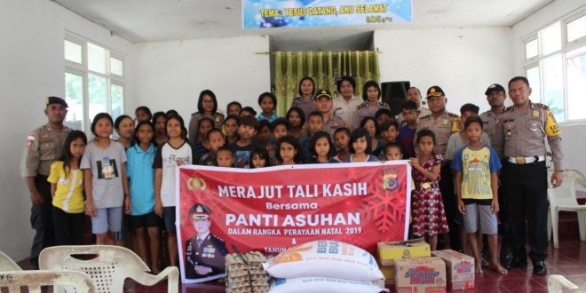 Anggota Polres Sumba Timur Merajut Kasih Bersama Anak Panti Asuhan