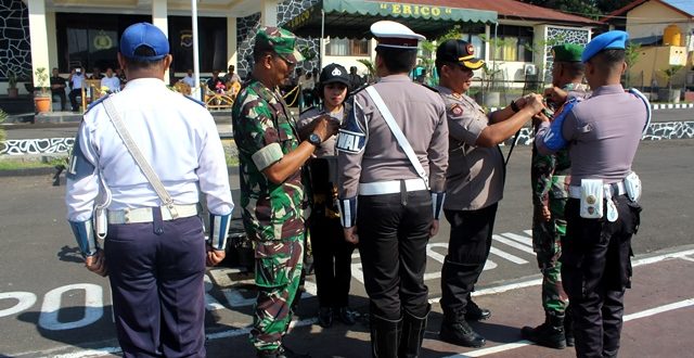 Didampingi Kasdim 1624 Kapolres Flotim Pimpin Gelar Pasukan Operasi Lilin Turangga 2019