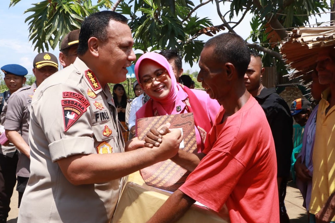 Kabaharkam Polri Memberikan Bantuan Sosial Kepada Warga Tidak Mampu di Wilayah Perbatasan RI-RDTL