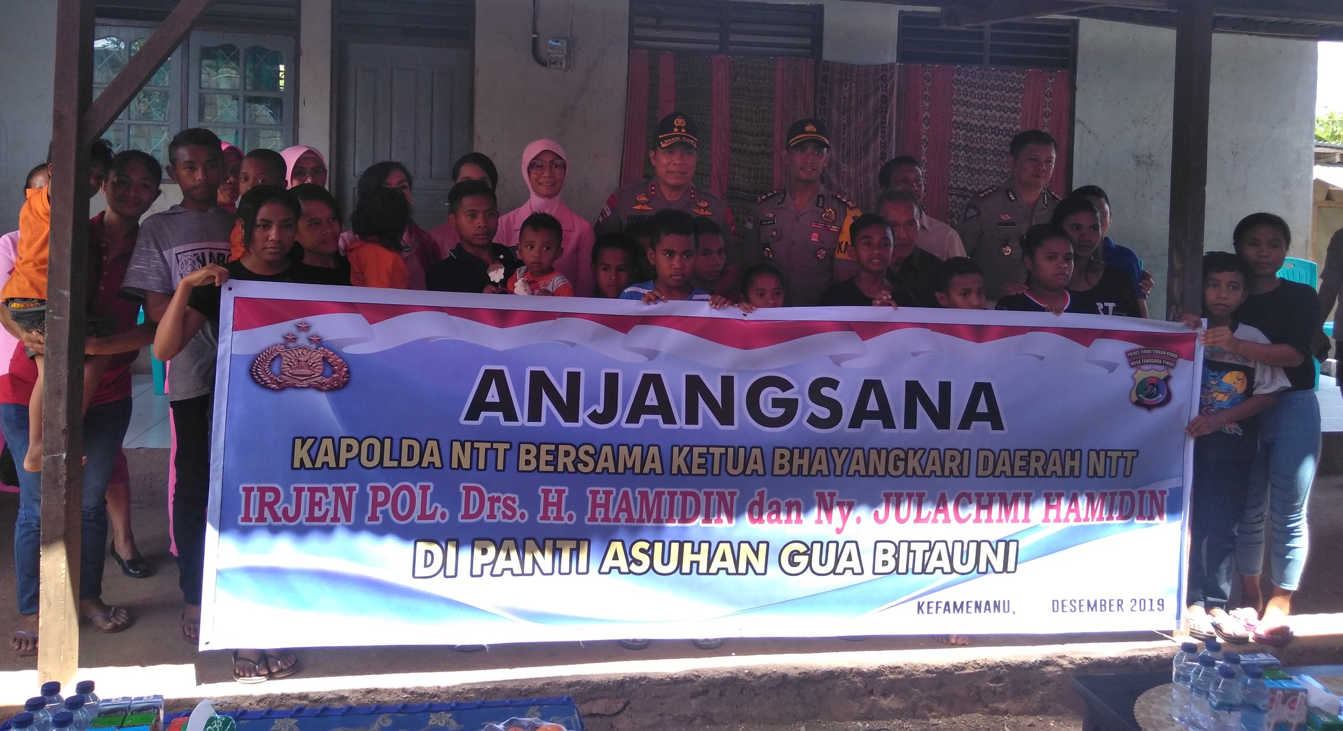 Peduli Anak Yatim, Kapolda NTT dan Ketua Bhayangkari NTT serta Rombongan Sambangi Panti Asuhan Untuk Berbagi Tali Asih