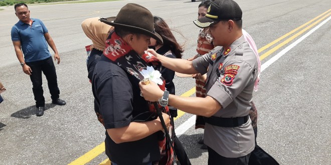 Dengan Pengalungan Kain Tenun Sumba, Kapolres Sumba Timur Sambut Kedatangan Kapolda NTT