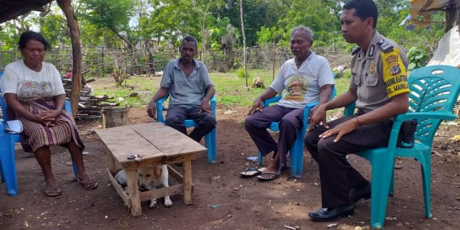 Pererat Silaturahmi, Bhabinkamtibmas Kelurahan Manulai II Sambang Tokoh Masyarakat