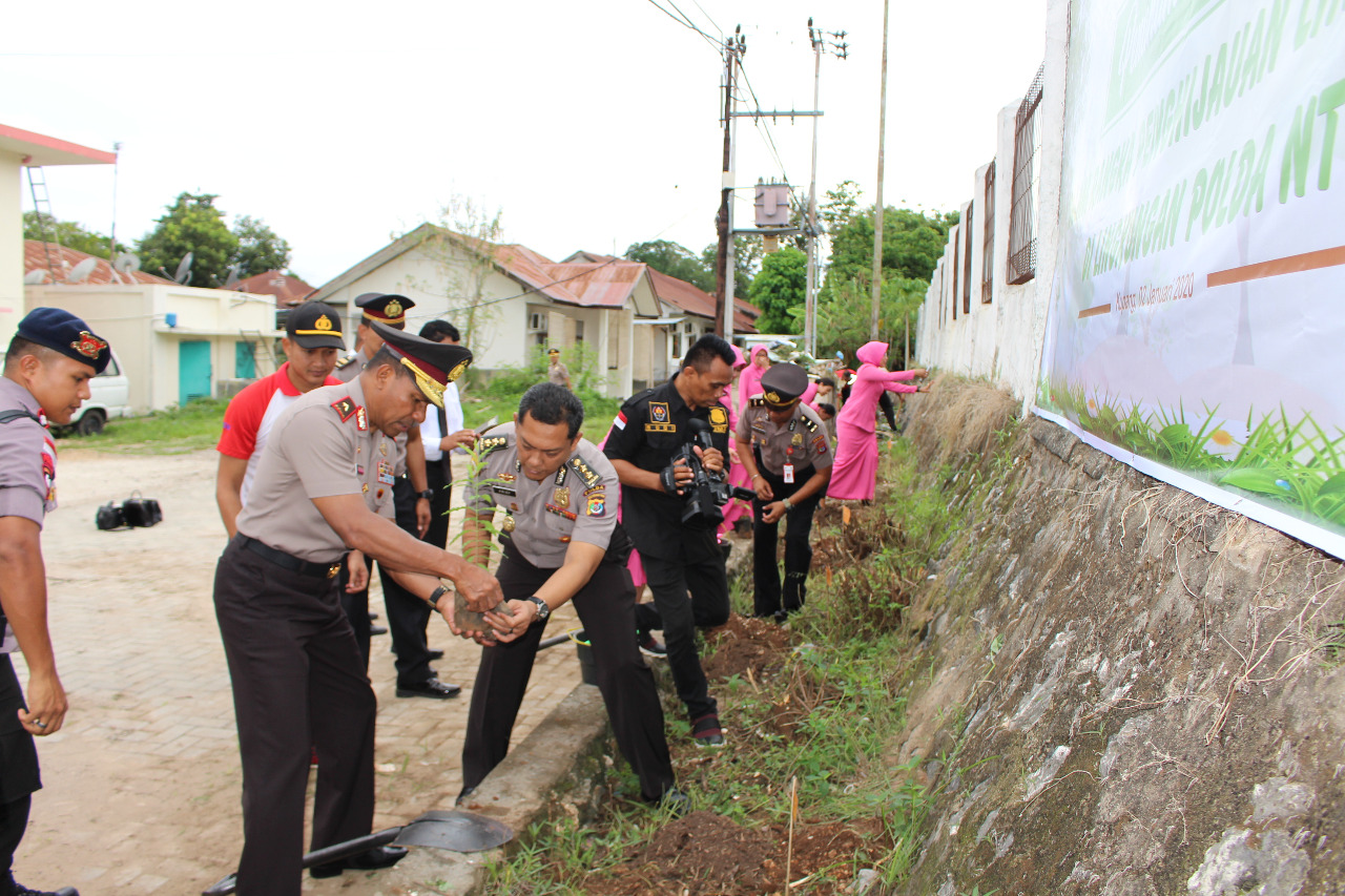 Jajaran Polda NTT Melakukan Aksi Tanam 1000 Pohon