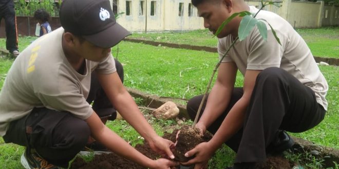 Dukung Program Kapolri, Polsek Bisel Tanam 22 Pohon