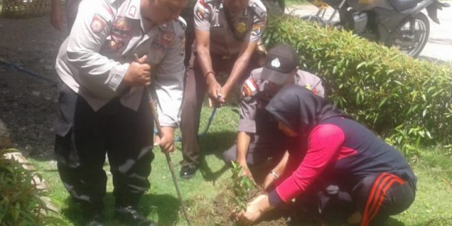 Hijaukan Lahan Kosong, Polsek Miobar Tanam 20 Pohon