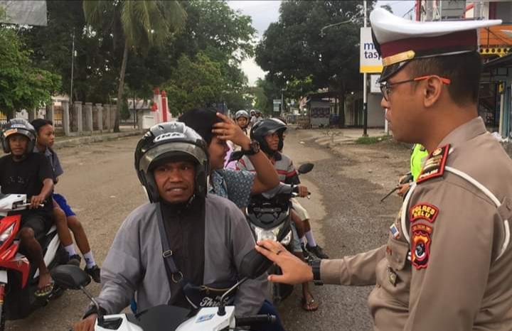 Tertibkan Pengendara, Kasat Lantas Polres Belu Beri Imbau pada Pengendara Untuk Utamakan Keselamatan Saat Berkendara