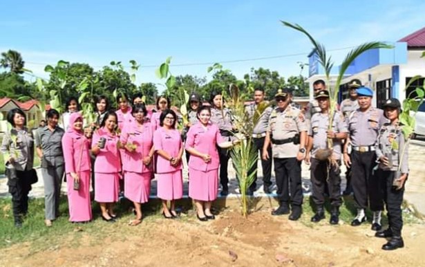 Jajaran Polres Mabar Tanam 1.877 Bibit Pohon