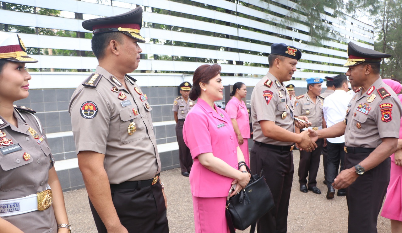 Kabidhumas dan Dansat Brimob Polda NTT Mendapat Kenaikan Pangkat Setingkat Lebih Tinggi