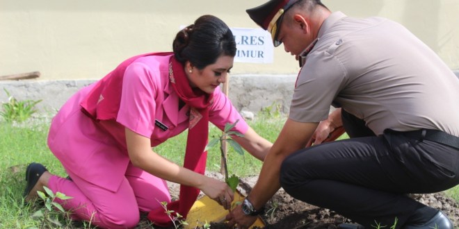 Dukung Program Kapolri, Polres Sumba Timur Tanam Ratusan Anakan Pohon