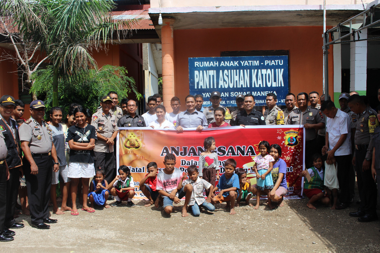 Panitia Natal Polda NTT Anjangsana Sekaligus Berbagi Kasih di Dua Panti Asuhan di Kota Kupang