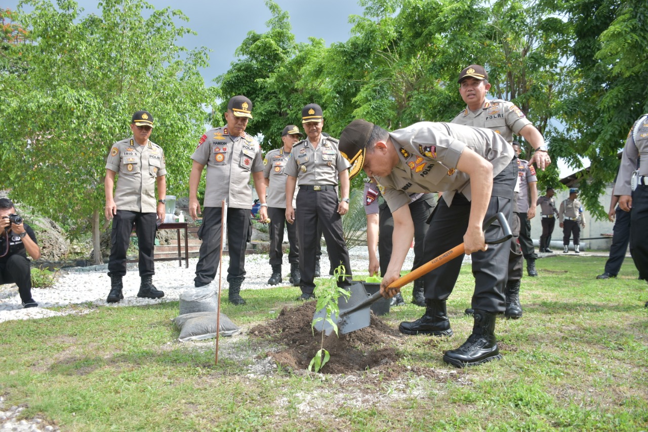 As SDM Kapolri Turut Hijaukan SPN Polda NTT