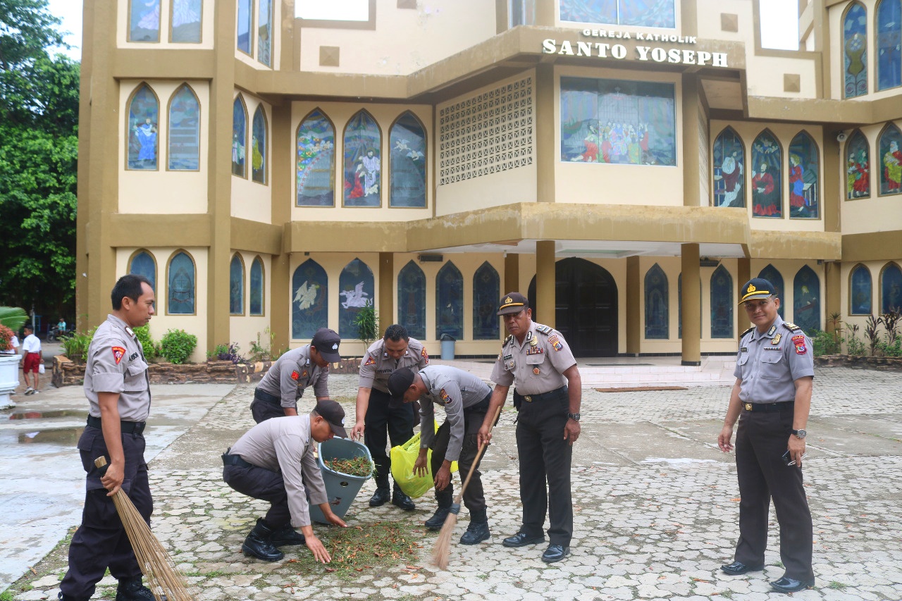 Dalam Rangka Natal Bersama Keluarga Besar Polda NTT, Personel Polda NTT Gelar Bhakti Sosial di Tempat Ibadah