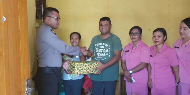 Anggota Polsek Komodo Bersama Bhayangkari Berbagi Tali Kasih Kepada Istri Anggota Yang Baru Melahirkan