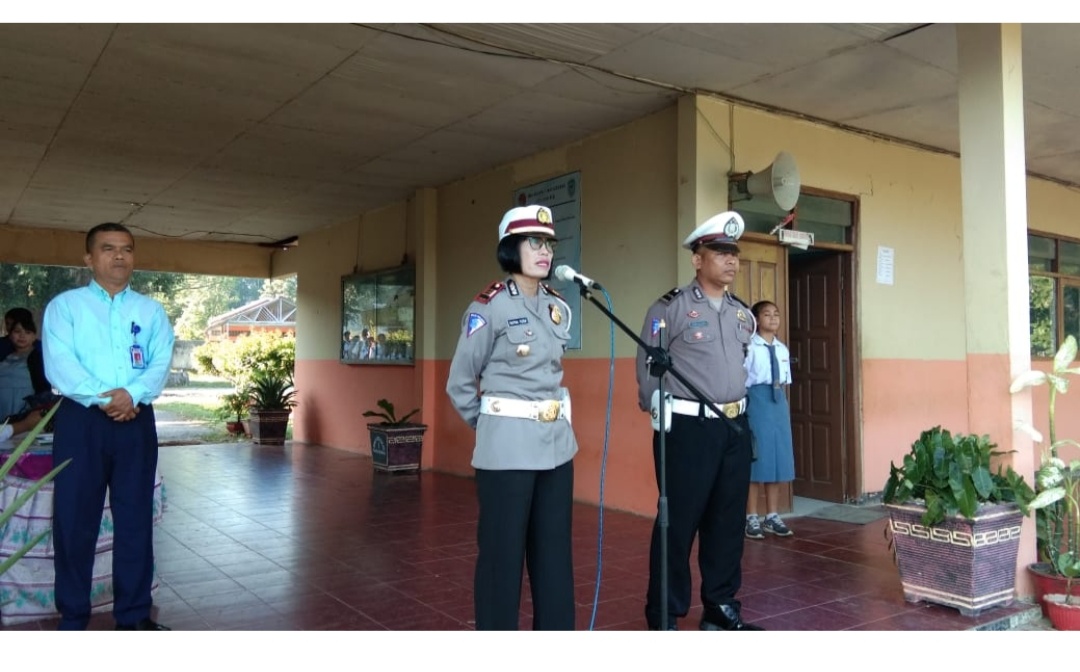 Kasat Lantas Polres Sumba Barat Sosialisasikan Kamseltibcar Lantas di Lingkungan Pelajar