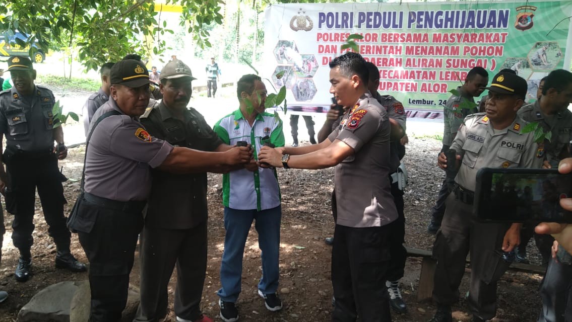 Dalam Rangka Polri Peduli Penghijauan, Anggota Polres Alor Bersama Masyarakat dan Pemerintah Tanam Pohon di Dua Lokasi