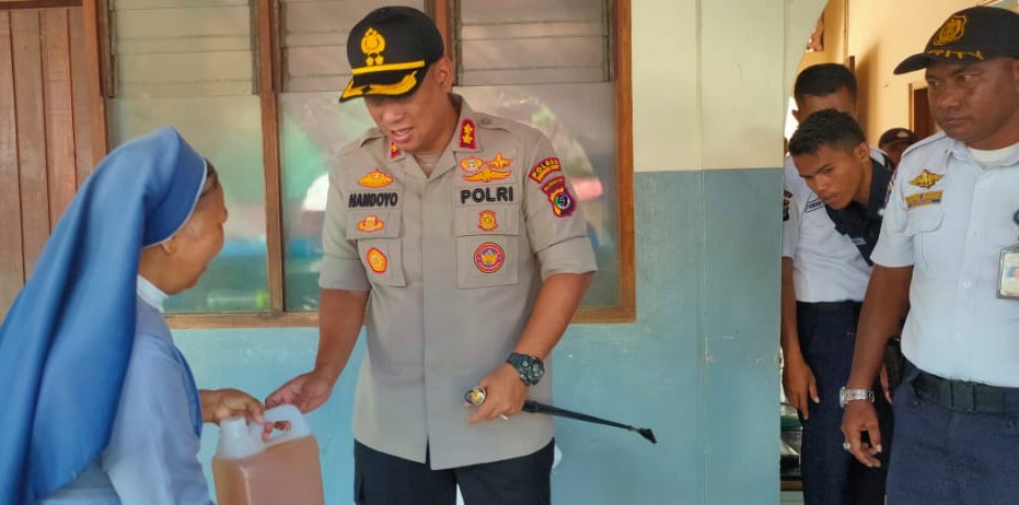 Berbagi Kasih, Kapolres Mabar Bersama Anggota Satpam Mengunjungi Panti Jompo, Pesantren dan Rumah Kasih