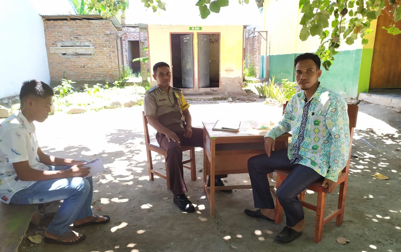 Polisi Peduli Anak Sekolah, Bhabinkamtibmas Nubatukan, Polres Lembata Bripka Ruslan Bantu Menyekolahkan Anak Yang Putus Sekolah