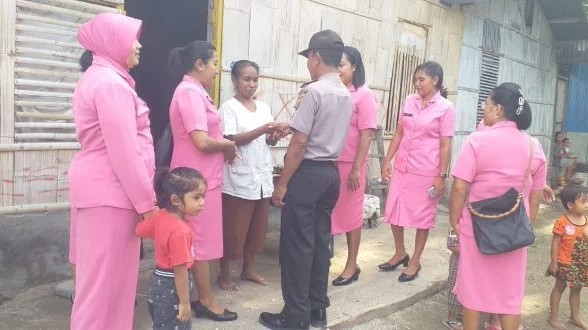 Kapolsek Maurole, Polres Ende Didampingi Bhayangkari Berbagi Kasih Dengan Warga Kurang Mampu