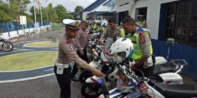 Kasat Lantas Polres Kupang Kota Laksanakan Pengecekan Terhadap Kondisi Kendaraan Dinas Milik Satuan Lalu Lintas Polres Kupang Kota