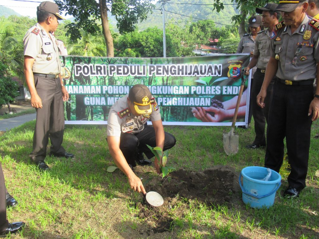 Program Polri Peduli Penghijauan, Polres Ende Gelar Aksi Tanam Pohon