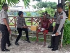 Bentuk Kepedulian Polri Terhadap Sesama, Satbinmas Polres Kupang Kota Beri Bantuan Pada Warga Kurang Mampu