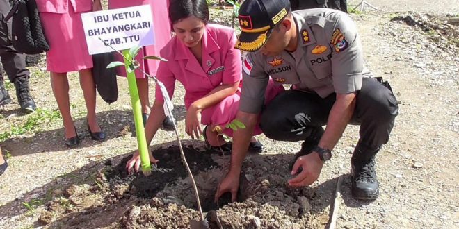 Hijaukan Bumi, Polres TTU Tanam 200 Pohon