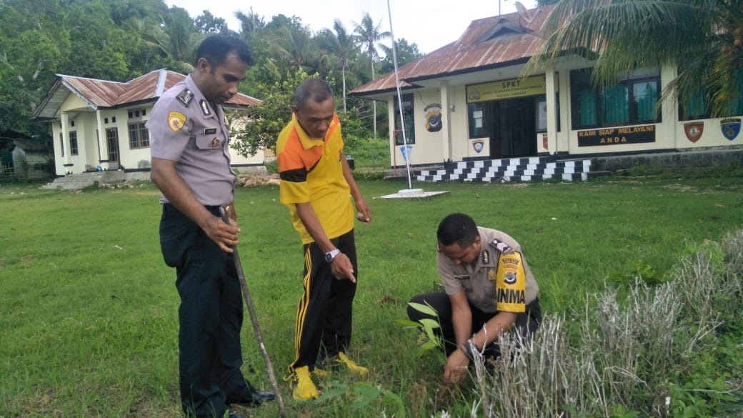 Hijaukan Bumi, Polsek Lamboya Tanam Pohon di Lingkungan Mako